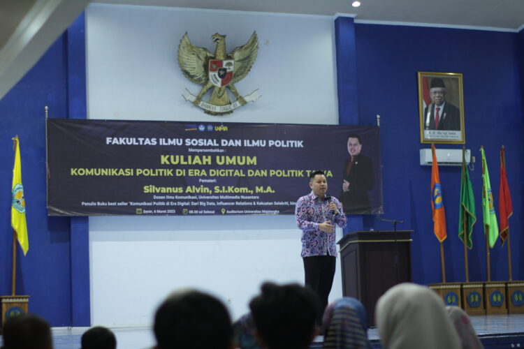 Silvanus Alvin, Dosen PJJ Ilmu Komunikasi UMN memberikan materi pada Kuliah Umum Universitas Majalengka, Senin (06/03/23). (Foto: dokumentasi FIKOM UMN)