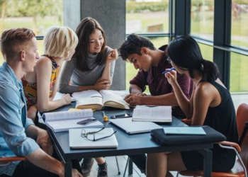 Ilustrasi teman kerja kelompok yang kurang aktif. (terasmedia.net)