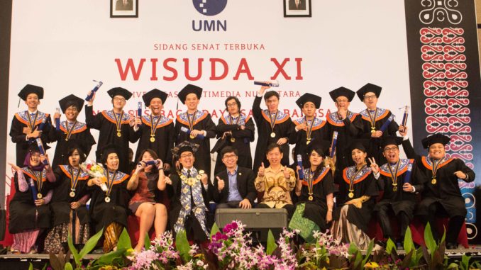 Foto Bersama yang dilakukan oleh para wisudawan program jurusan Sistem Informasi dalam wisuda XI UMN yang diselenggarakan di Indonesia Convention Exhibition (ICE), Bumi Serpong Damai (BSD), Sabtu (08_07_17).