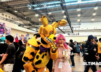 Dua cosplayer yang berfoto di tengah keramaian Comifuro 21 yang dipadati pengunjung, pada Minggu (16/11/25) di ICE BSD City, Tangerang. (ULTIMAGZ/Victoria N. Gunawan)
