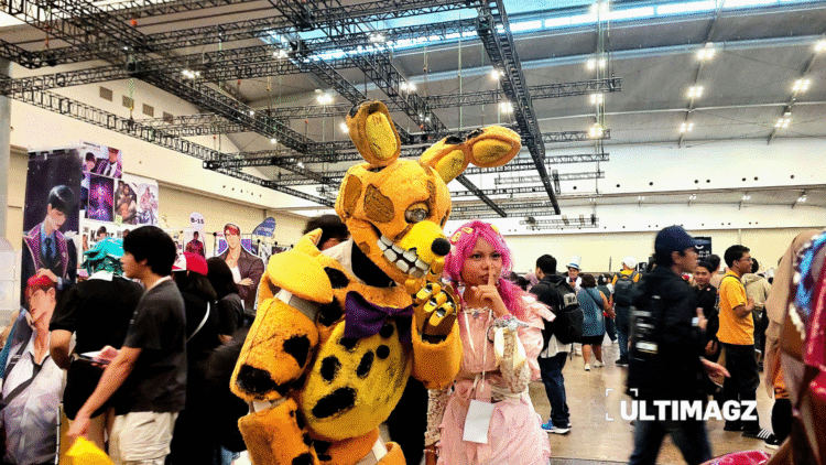 Dua cosplayer yang berfoto di tengah keramaian Comifuro 21 yang dipadati pengunjung, pada Minggu (16/11/25) di ICE BSD City, Tangerang. (ULTIMAGZ/Victoria N. Gunawan)