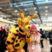 Dua cosplayer yang berfoto di tengah keramaian Comifuro 21 yang dipadati pengunjung, pada Minggu (16/11/25) di ICE BSD City, Tangerang. (ULTIMAGZ/Victoria N. Gunawan)