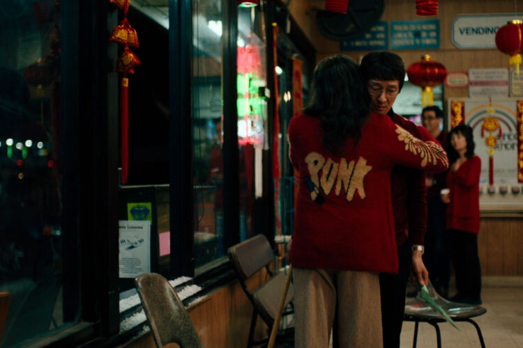 Evelyn (Michelle Yeoh) dan Waymond (Ke Huy Quan) di salah satu scene "Everything Everywhere All At Once". (twitter.com)