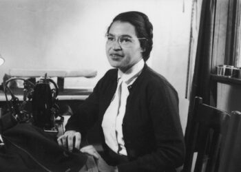 Potret Rosa Parks saat bekerja sebagai penjahit pada 1956. (therealnews.com)