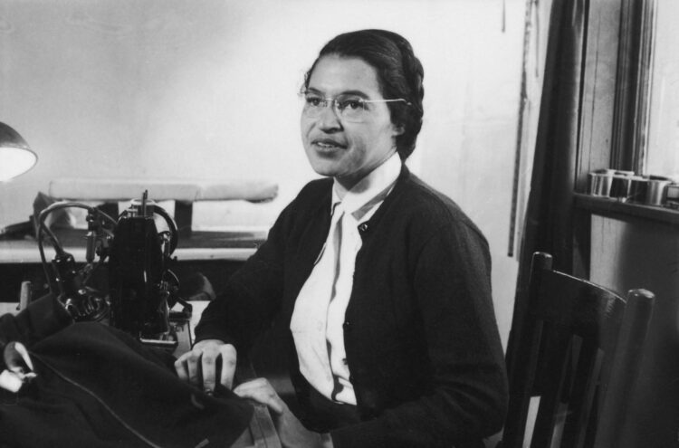Potret Rosa Parks saat bekerja sebagai penjahit pada 1956. (therealnews.com)