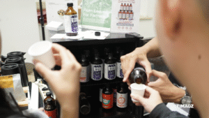 Produk olahan daun kopi dari Home of Kawa, salah satu tenant di Jakarta International Coffee Conference 2025. (ULTIMAGZ/Kezia Essie Awuy)