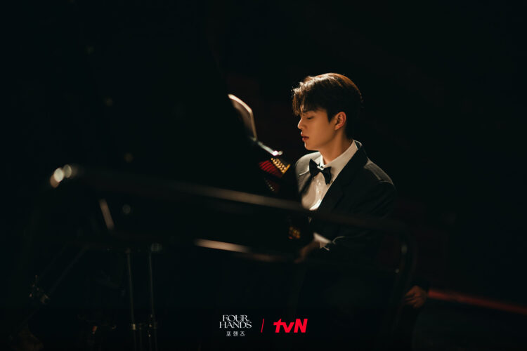 Song Kang dalam Four Hands, Two Sonatas. (tvN)