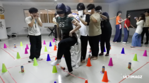 Persaingan antara 2 kelompok untuk melewati rintangan di pos 'trust' HUNT UMN dengan mendengarkan arahan dari anggota kelompok. (ULTIMAGZ/Charlene Natalie)