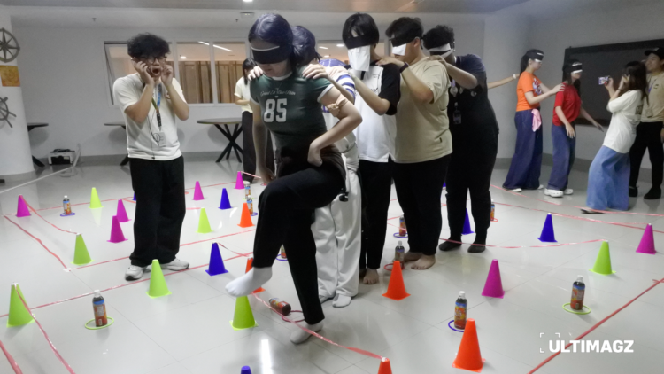 Persaingan antara 2 kelompok untuk melewati rintangan di pos 'trust' HUNT UMN dengan mendengarkan arahan dari anggota kelompok.