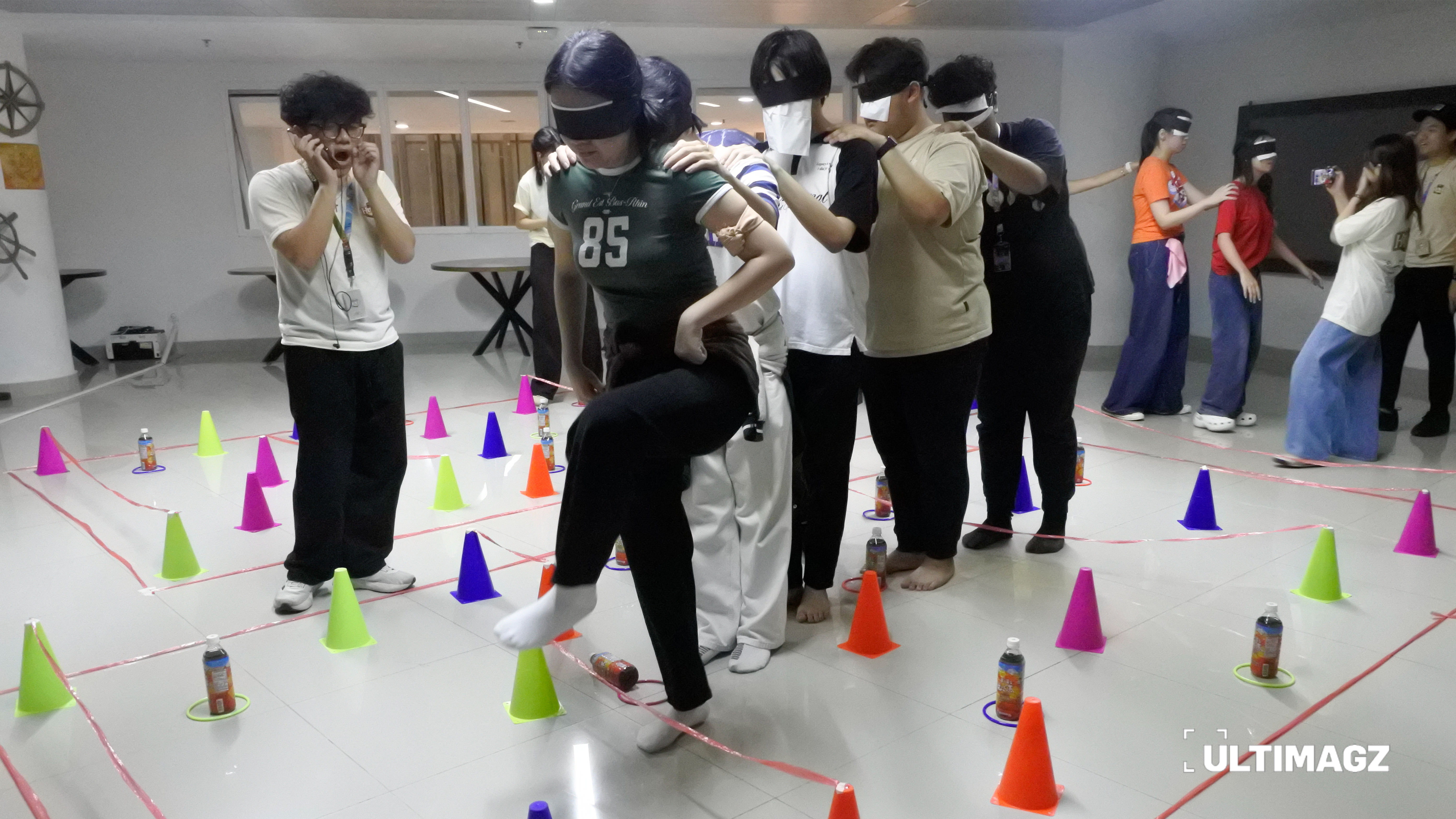 Persaingan antara 2 kelompok untuk melewati rintangan di pos 'trust' HUNT UMN dengan mendengarkan arahan dari anggota kelompok.