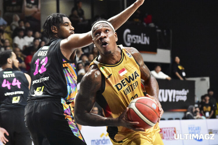 Center DUB Lester Prosper (32) saat beraksi di lapangan Dewa United Arena, Minggu (21/04/24). (ULTIMAGZ/Margaretha Netha)