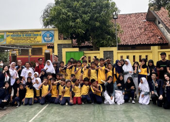 Pihak penyelenggara Kidztainia 3.0 bersama siswa SDN Cihuni III pada Rabu (22/11/23). (Kidztainia 3.0)