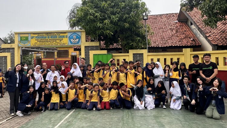 Pihak penyelenggara Kidztainia 3.0 bersama siswa SDN Cihuni III pada Rabu (22/11/23). (Kidztainia 3.0)