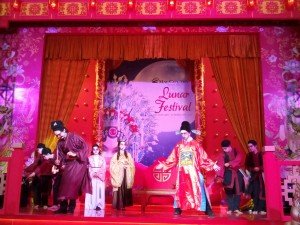 Aksi Teater Katak membawakan drama bertajuk 'Dewi Bulan' pada Jumat (29/1) di Mal Ciputra Jakarta