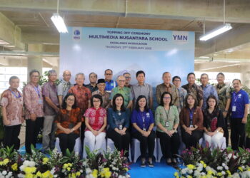 Topping off gedung Multimedia Nusantara School bersama Yayasan Multimedia Nusantara, Universitas Multimedia Nusantara, dan Kompas Gramedia (Dok. UMN)
