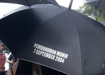 Payung hitam pada Aksi Kamisan ke-876 memperingati September Hitam dan 21 tahun pembunuhan Munir pada Kamis (04/09/25). (ULTIMAGZ/Radella Dagna)