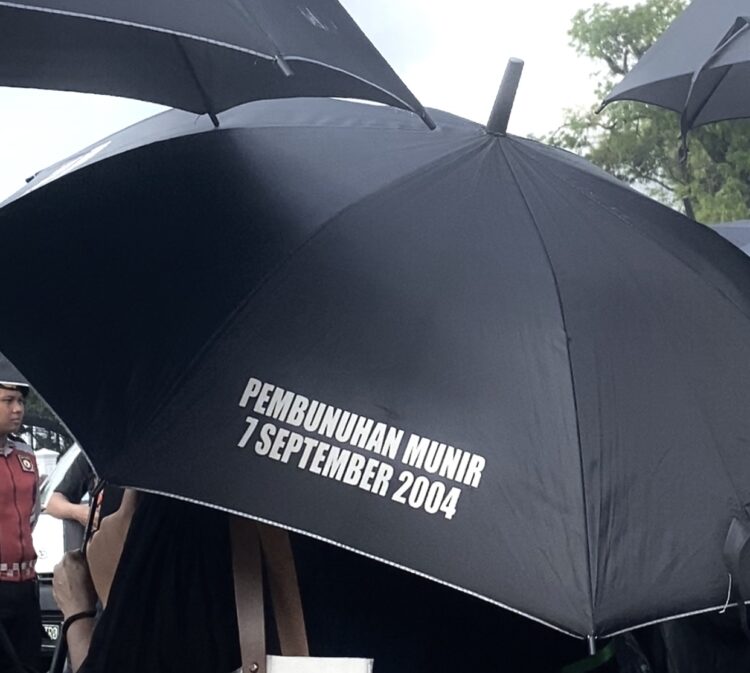 Payung hitam pada Aksi Kamisan ke-876 memperingati September Hitam dan 21 tahun pembunuhan Munir pada Kamis (04/09/25). (ULTIMAGZ/Radella Dagna)