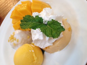 Manu Mango Tango yang dicampur dengan es krim dan puding. 
