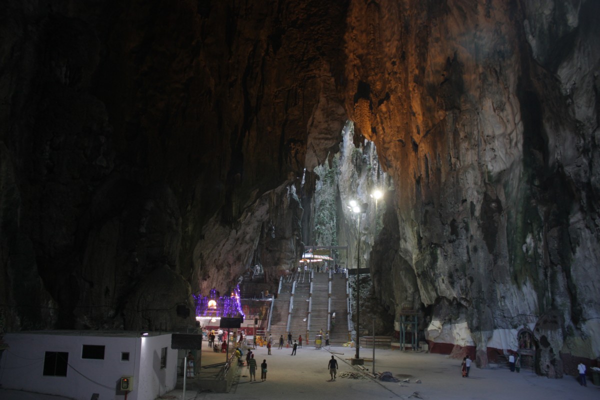Meniti Anak Tangga ke Batu Caves