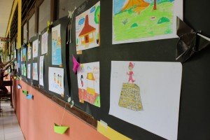 Karya seni buatan anak-anak dari SDN Curug Wetan V yang ditampilkan dalam pameran.
