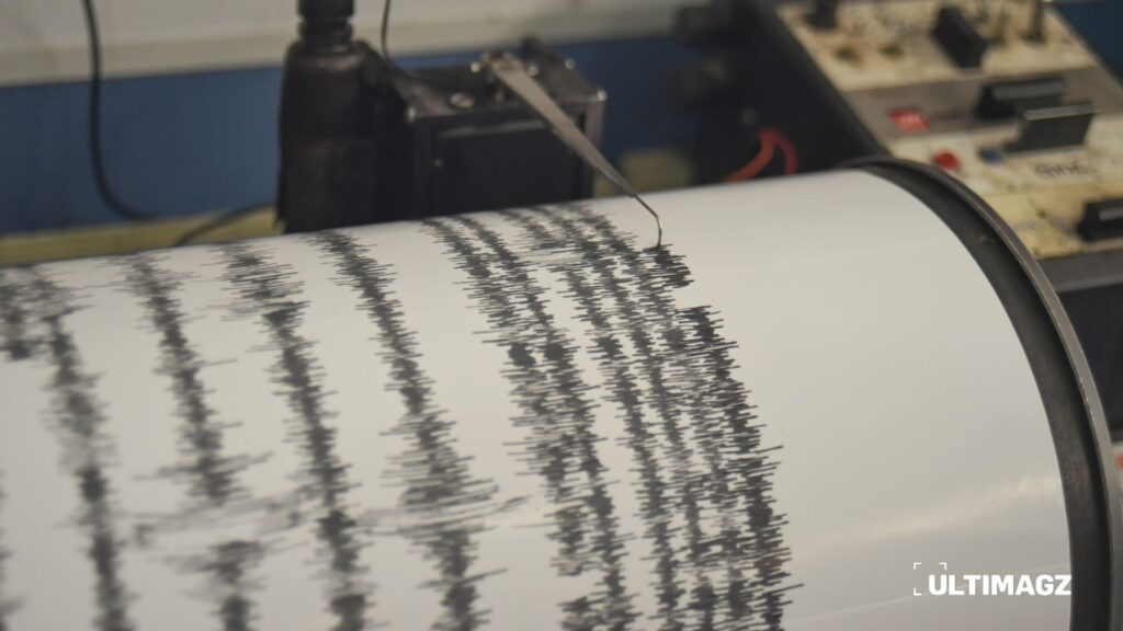 Seismograf mencatat aktivitas Gunung Anak Krakatau di Pos Pemantauan Gunung Krakatau, Pasauran, Serang, Banten, pada Minggu (06/09/2026). (ULTIMAGZ/Febrian Dwianto)