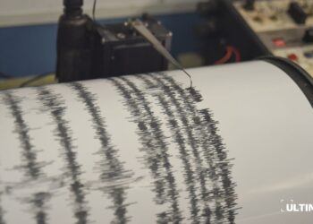 Hasil catatan seismograf saat terjadi erupsi Gunung Anak Krakatau pada Sabtu (05/09/2026). (ULTIMAGZ/Febrian Dwianto).