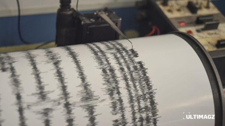 Hasil catatan seismograf saat terjadi erupsi Gunung Anak Krakatau pada Sabtu (05/09/2026). (ULTIMAGZ/Febrian Dwianto).