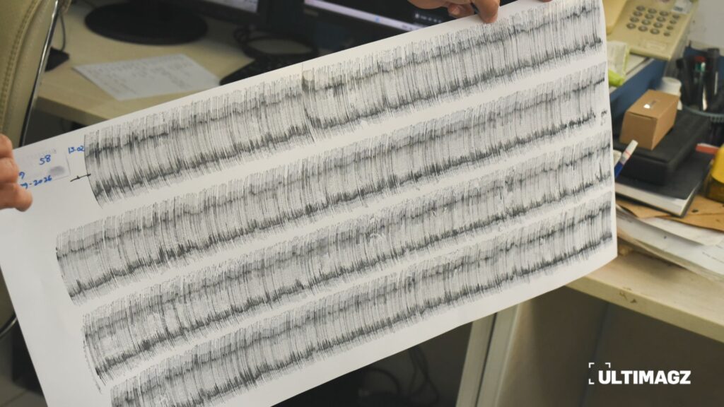 Hasil catatan seismograf saat terjadi erupsi Gunung Anak Krakatau pada Sabtu (05/09/2026). (ULTIMAGZ/Febrian Dwianto)