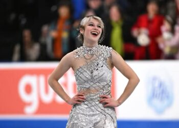 Alysa Liu selesai mampilkan rutinnya di ajang Olimpiade Musim Dingin di Milan (olympics.com)