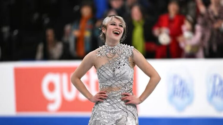 Alysa Liu selesai mampilkan rutinnya di ajang Olimpiade Musim Dingin di Milan (olympics.com)