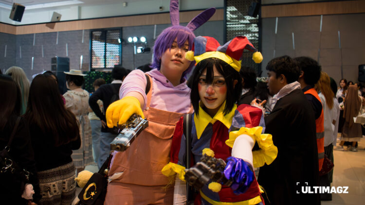 Dua orang peserta pada acara Penutupan COMMFEST yang menggenakan kostum karakter Jax (kiri) dan Pomni (kanan) dari serial animasi “The Amazing Digital Circus”. (ULTIMAGZ/Ancilla Maura)