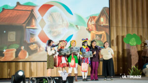 Penyerahan hadiah oleh ketua COMMFEST 2025 (kanan) kepada para pemenang kostum terbaik yang dipandu oleh MC. (ULTIMAGZ/Ancilla Maura)