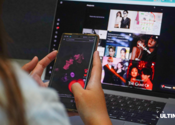 Seseorang menyukai video fan edit ship K-pop di media sosial. (ULTIMAGZ/Iskandar Gautama)
