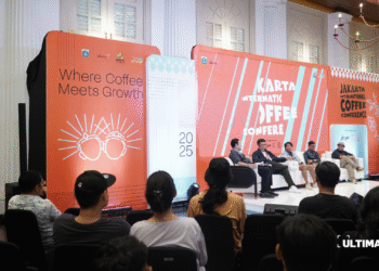 Antusiasme pengunjung dalam sesi utama Jakarta International Coffee Conference 2025 di Gedung AA Maramis, Jakarta, Sabtu (8/11/2025). (ULTIMAGZ/Kezia Essie Awuy)