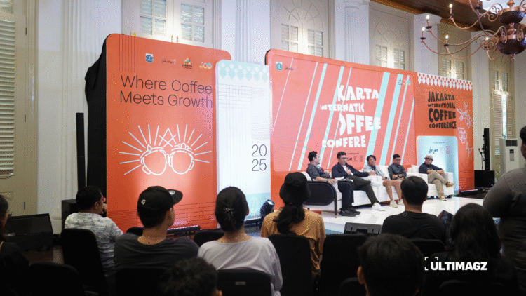 Antusiasme pengunjung dalam sesi utama Jakarta International Coffee Conference 2025 di Gedung AA Maramis, Jakarta, Sabtu (8/11/2025). (ULTIMAGZ/Kezia Essie Awuy)