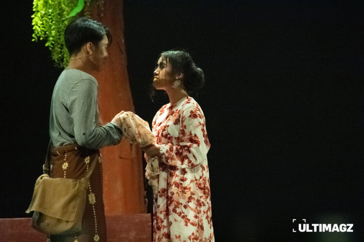 Tokoh Zainuddin dan Hayati pada pentas besar Teater KataK di Gedung Kesenian Jakarta pada Jumat (19/05/23). (ULTIMAGZ/Margaretha Netha)