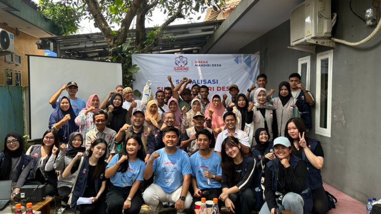 Sesi foto bersama program Sirene Mandiri Desa di Situregen. (Sumber: Sirene Mandiri Desa)
