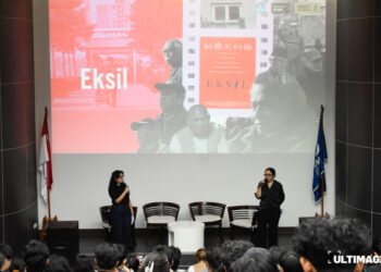 Screening film Eksil pada kegiatan “Sinema untuk Kemanusiaan” oleh Nusakara yang dipandu oleh dua MC dari pihak Amnesty International Indonesia pada Senin (25/11/24) di Lecture Hall, UMN. (ULTIMAGZ/Ancilla Maura)