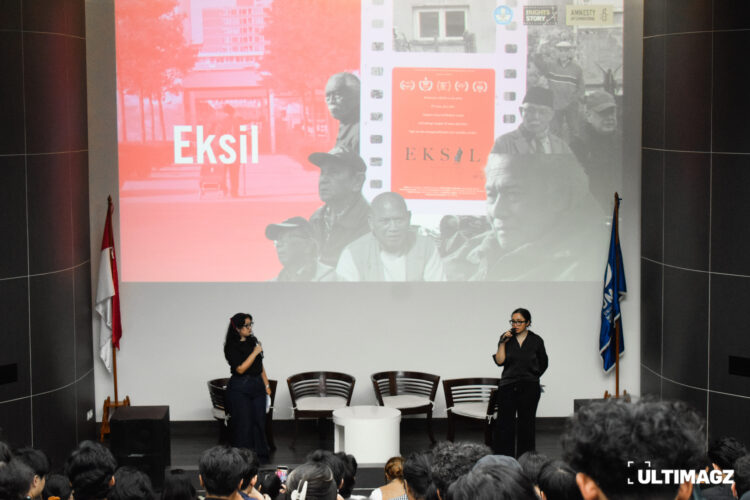 Screening film Eksil pada kegiatan “Sinema untuk Kemanusiaan” oleh Nusakara yang dipandu oleh dua MC dari pihak Amnesty International Indonesia pada Senin (25/11/24) di Lecture Hall, UMN. (ULTIMAGZ/Ancilla Maura)