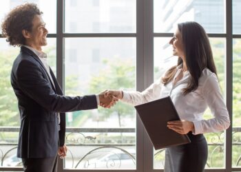 Ilustrasi seseorang menggunakan frasa long time no see kepada rekannya (freepik.com)