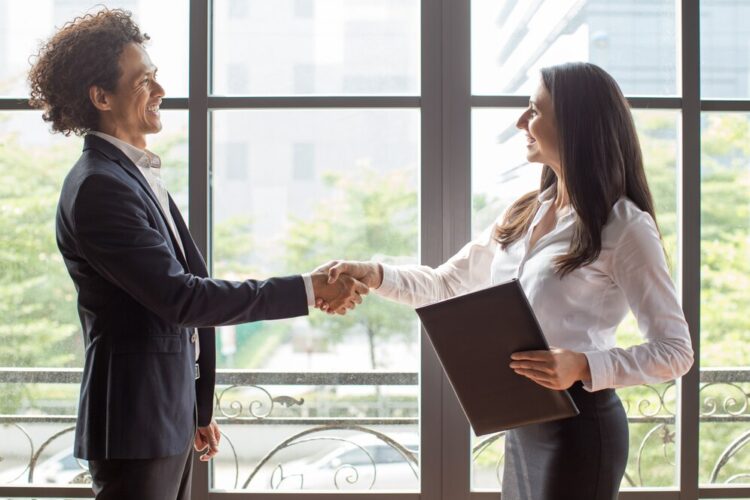 Ilustrasi seseorang menggunakan frasa long time no see kepada rekannya (freepik.com)