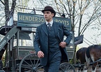 Sherlock Holmes (Hero Fiennes Tiffin) dalam serial Young Sherlock (IMBd)