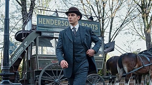 Sherlock Holmes (Hero Fiennes Tiffin) dalam serial Young Sherlock (IMBd)