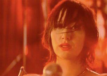 Vokalis Yeah Yeah Yeahs, Karen O dalam video musik “Maps" (IMDb)