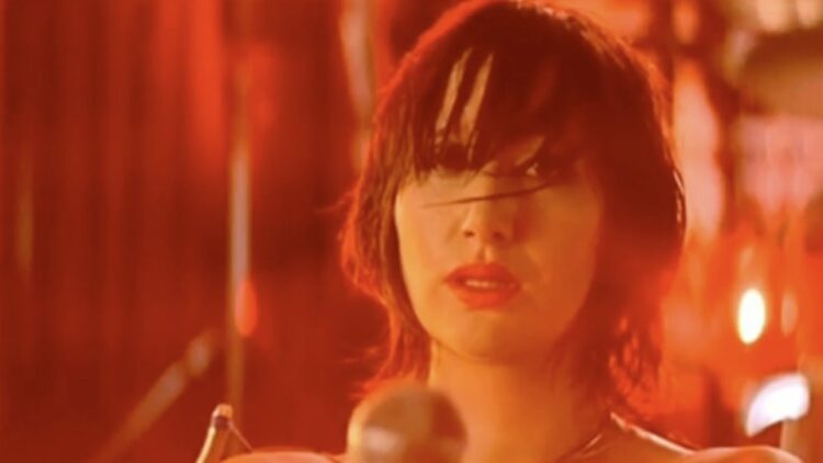 Vokalis Yeah Yeah Yeahs, Karen O dalam video musik “Maps" (IMDb)