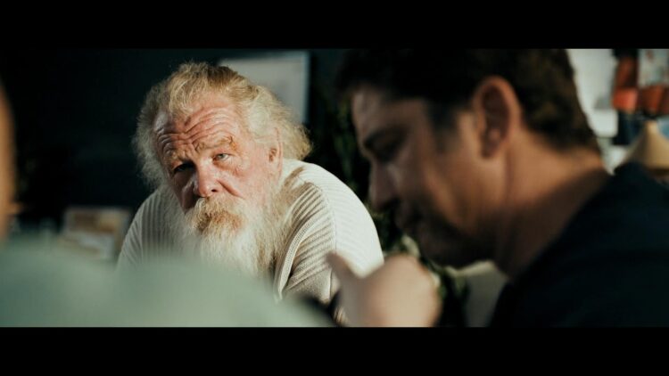 Mike bersama ayahnya, Clay Bannings, dalam salah satu cuplikan Angel Has Fallen. (imdb.com)