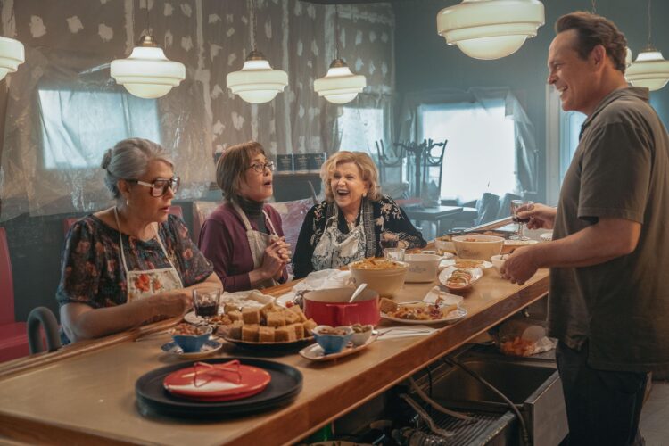 Lorraine Bracco, Talia Shire, Brenda Vaccaro dan Vince Vaughn dalam film Nonnas (2025). (imdb.com)