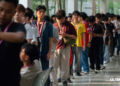 Mahasiswa baru mengantre untuk mengikuti rangkaian kegiatan MAXIMA 2026 di Universitas Multimedia Nusantara (UMN), Tangerang, Banten, Minggu (22/8/2026). [foto id=”384″]