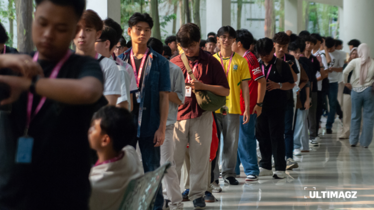 Mahasiswa baru mengantre untuk mengikuti rangkaian kegiatan MAXIMA 2026 di Universitas Multimedia Nusantara (UMN), Tangerang, Banten, Minggu (22/8/2026). [foto id=”384″]