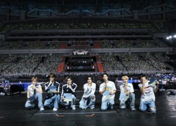 NCT DREAM berfoto dengan ribuan NCTzen pada hari kedua THE DREAM SHOW 4 di Jakarta. (X/@NCTsmtown_DREAM)